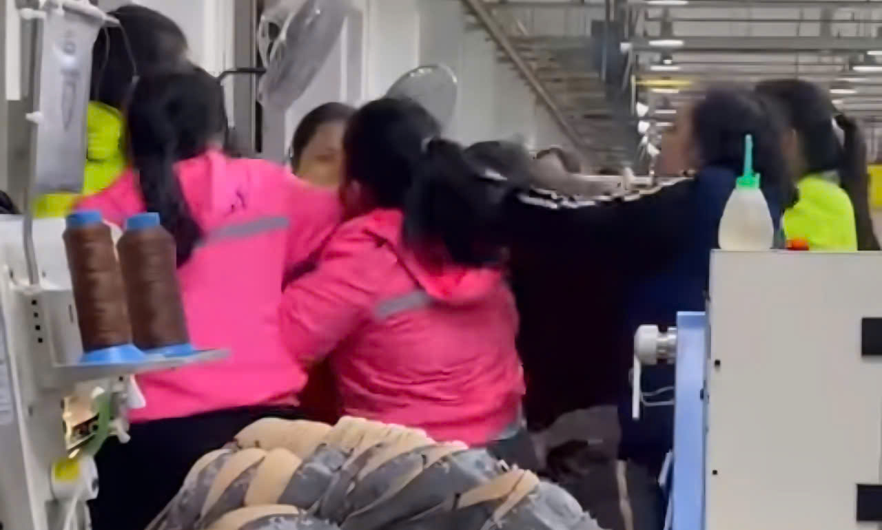 Two female workers clashed right at the workplace before the dissuasion of many people. Photo: Dieu Anh