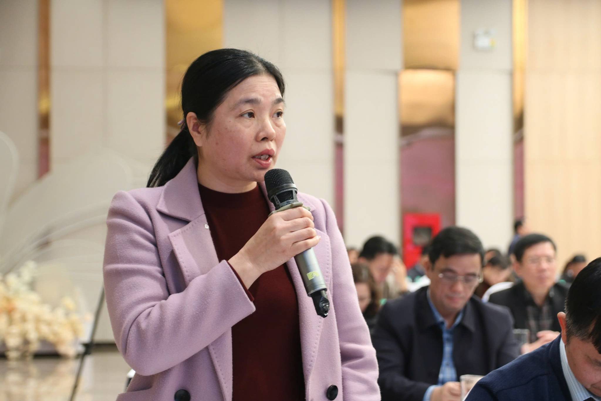 Ms. Ho Thi Chau Loan - Deputy Director of Nghe An Department of Education and Training informed about the province's first hiring of a non-provincial unit to set questions and grade exams for the recruitment of education officials. Photo: Doan Hoa