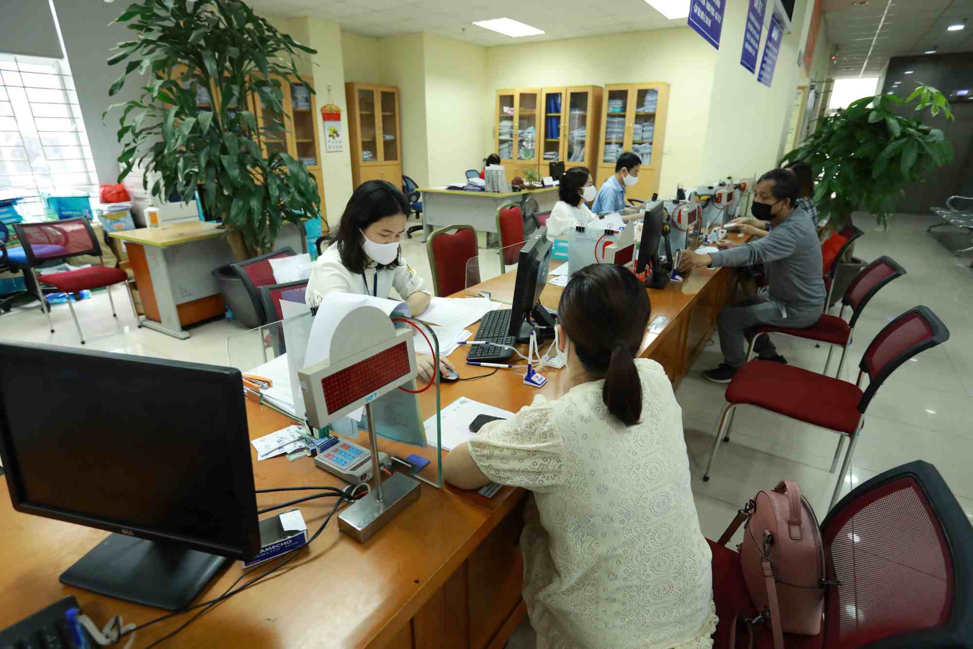 地域I税務署で納税する人々。写真:ハイ・グエン