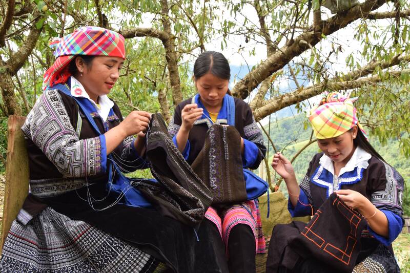 Phu nu ban Cat Linh theu tho cam. Anh: Truong Son