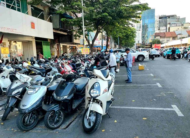 Parking space for toll cars on Phan Chu Trinh street (HCMC) is occupied to park motorbikes. Photo: Minh Quan