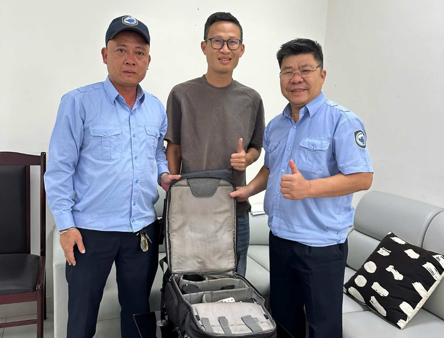 Nha Trang tourist wharf staff return cameras to tourists. Photo: Tran Phu