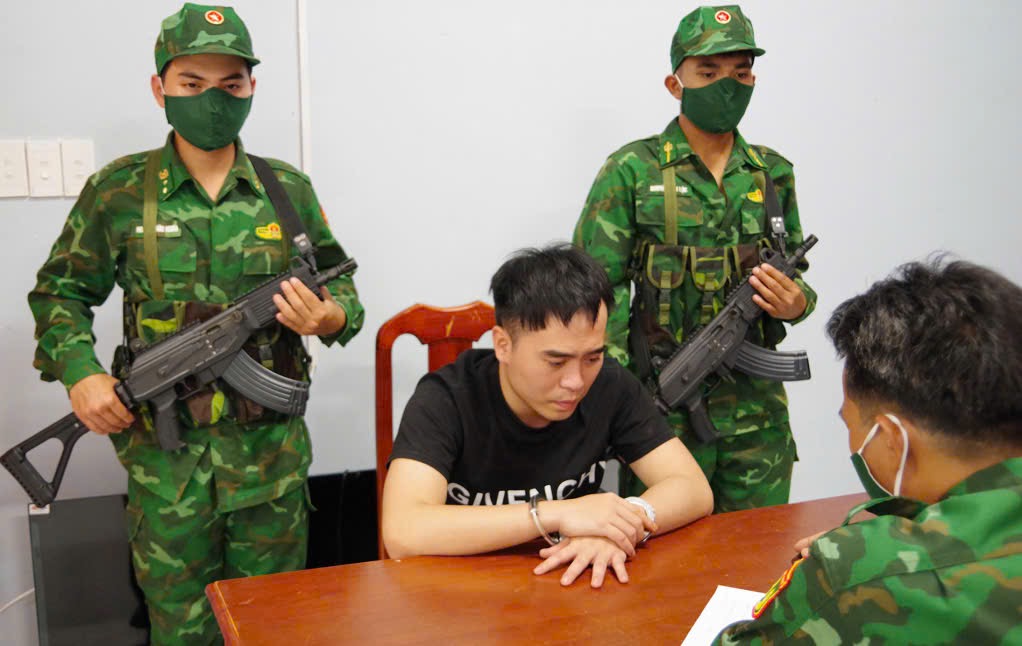 Đối tượng Trương Trọng Hiếu bị bắt vì có hành vi vận chuyển trái phép ma túy. Ảnh: Biên phòng cung cấp