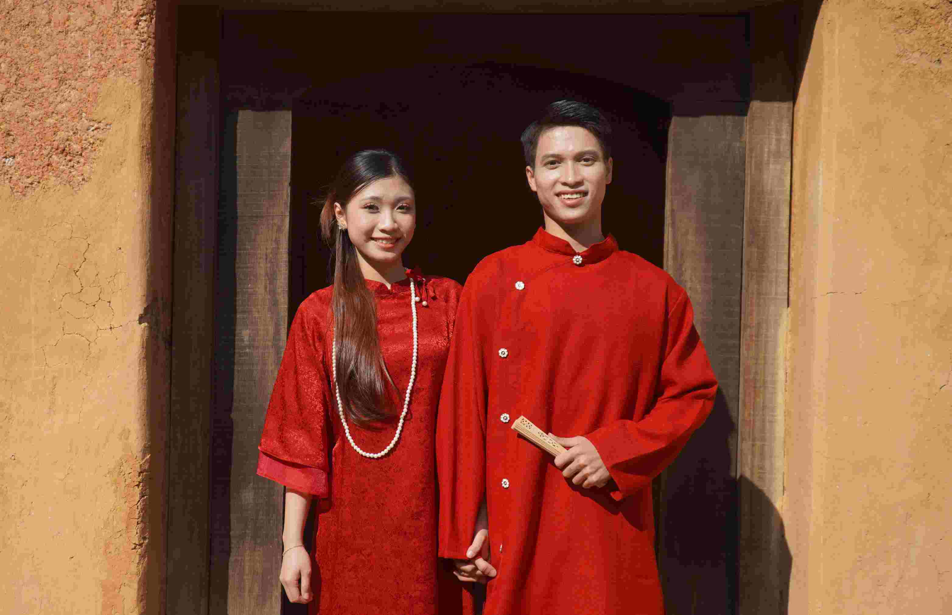 Anh Trung Hieu va ban gai ghi lai khoanh khac dau xuan trong ta ao dai. Anh: Minh Vu.