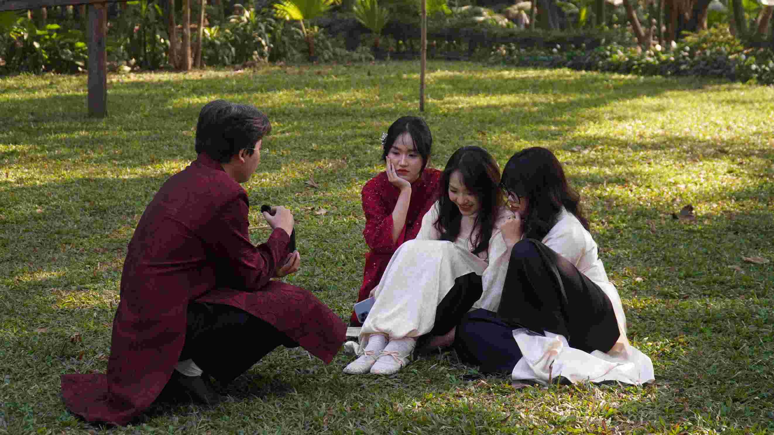Ao dai truyen thong noi bat giua khong gian xanh cua bao tang. Anh: Minh Vu.