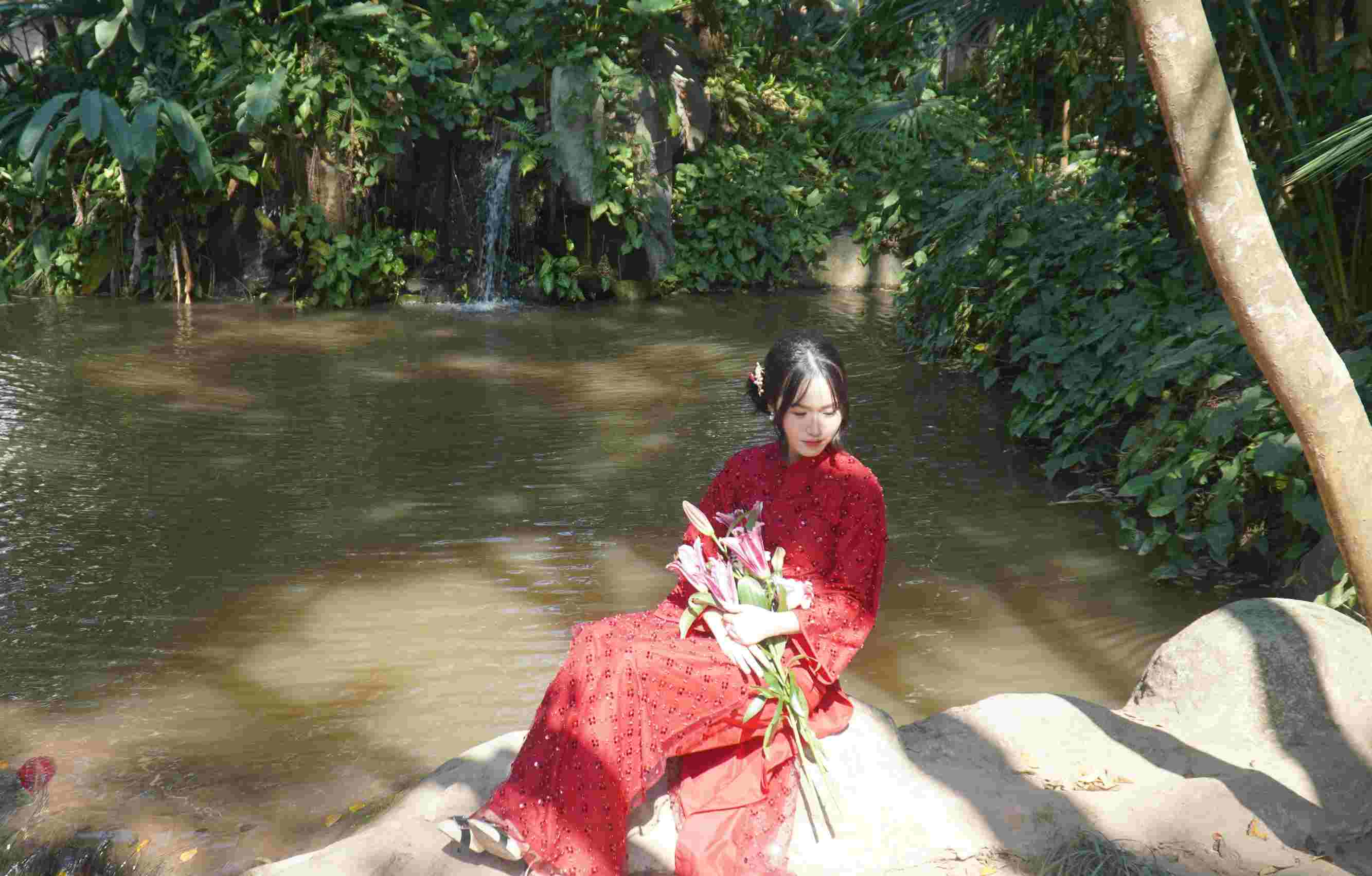 Ben ho nuoc, ao dai truyen thong them mem mai va hai hoa. Anh: Minh Vu. 