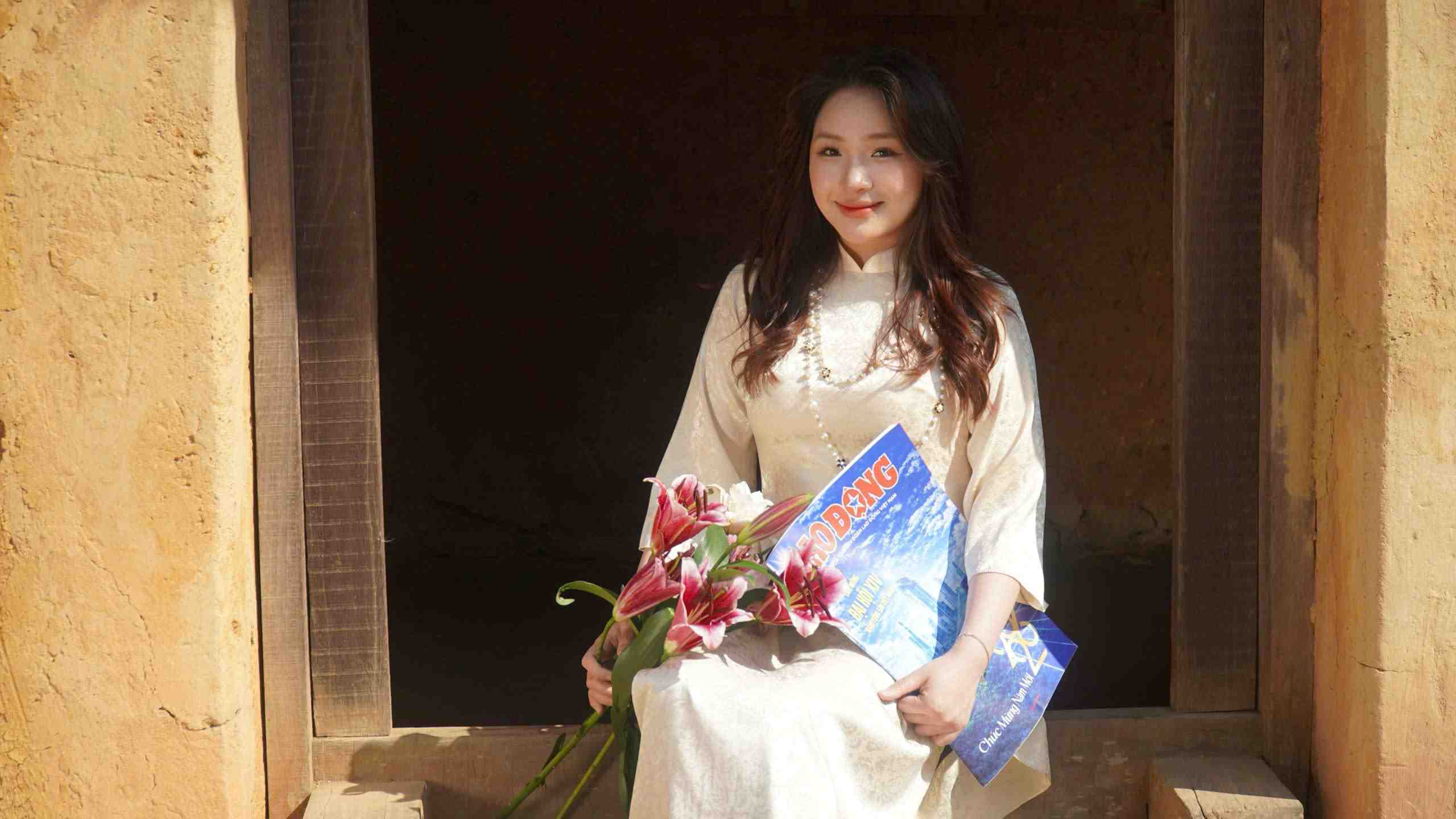 Ban Ngoc Hoa trong trang phuc ao dai truyen thong ghi lai khoanh khac dau xuan. Anh: Minh Vu.