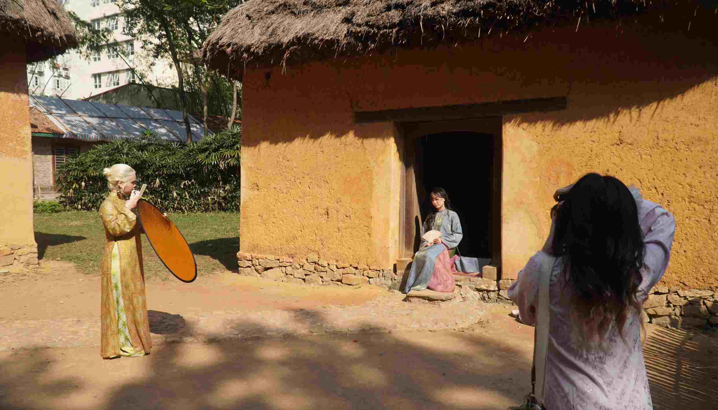 Nhom ban tre ghi lai khoanh khac dau xuan ben khong gian nha truyen thong. Anh: Minh Vu.