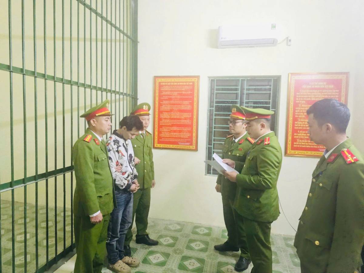 A Sao Commune Police read the decision to prosecute Nguyen Van Toan. Photo: Hung Yen Provincial Police