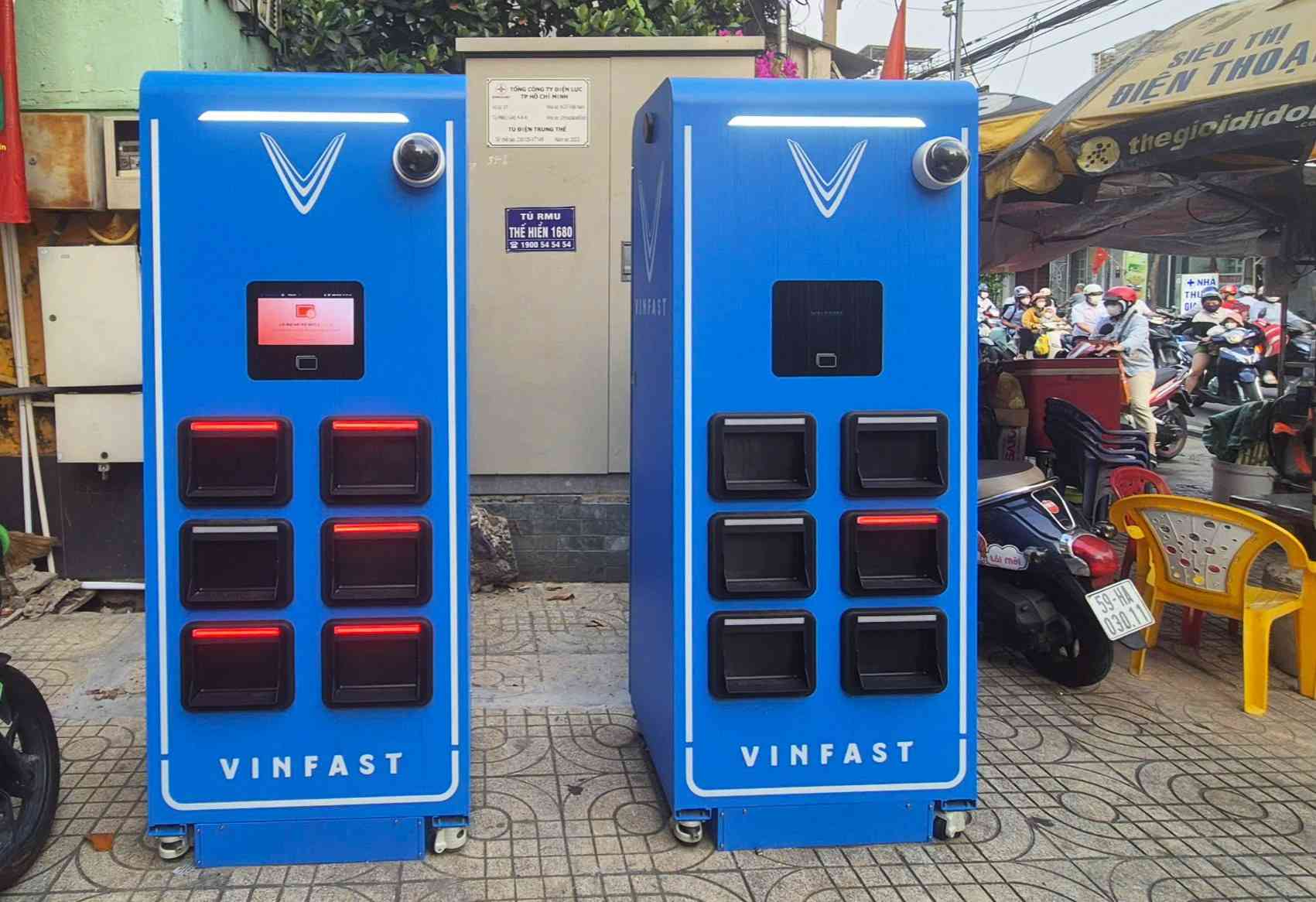 The battery exchange cabinet is piloted on the sidewalk of Pham The Hien street, Binh Dong ward (HCMC). Photo: Chan Phuc