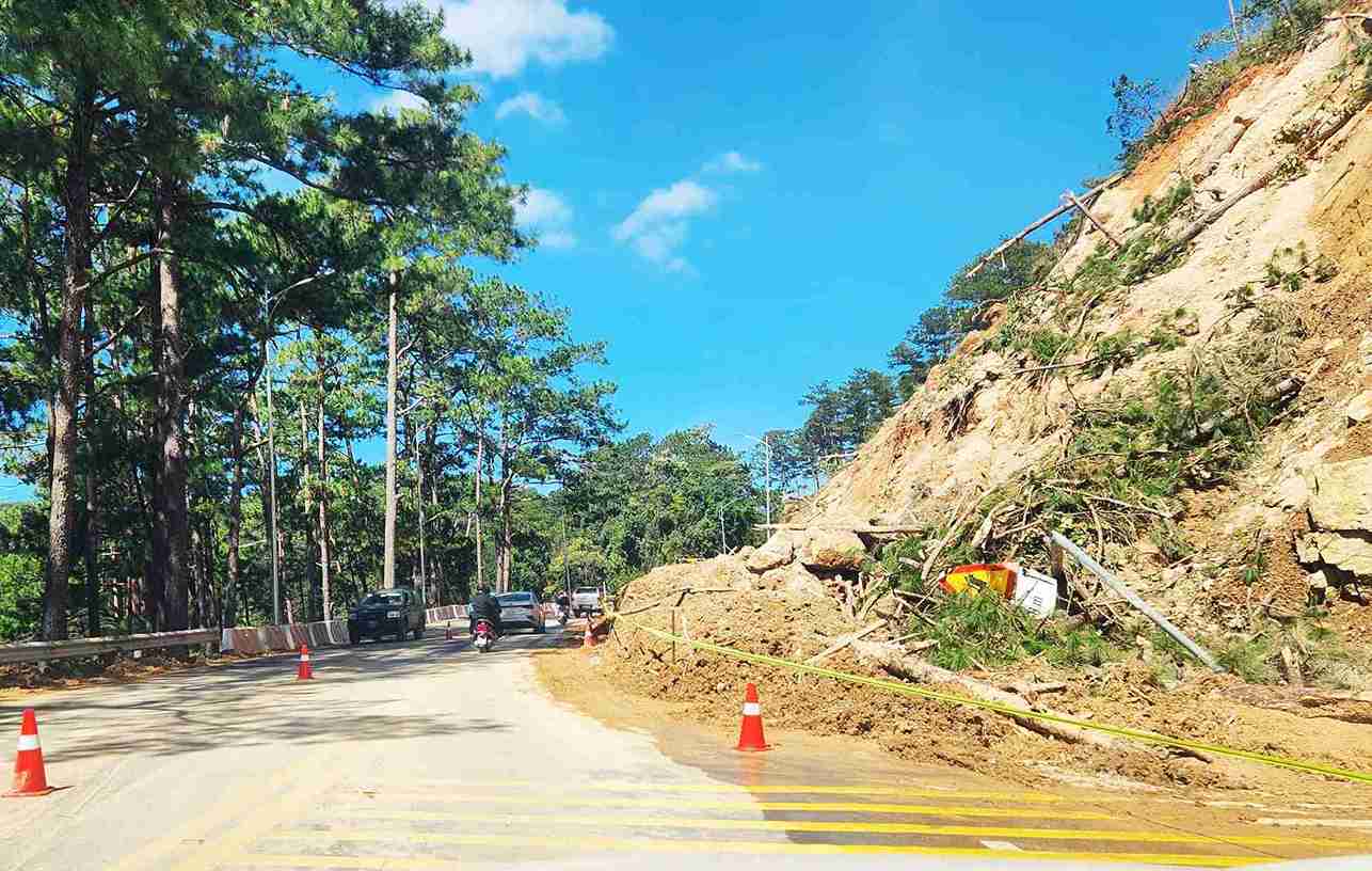Lam Dong temporarily closed Prenn Pass for 6 days to overcome landslides. Photo: Phuc Khanh