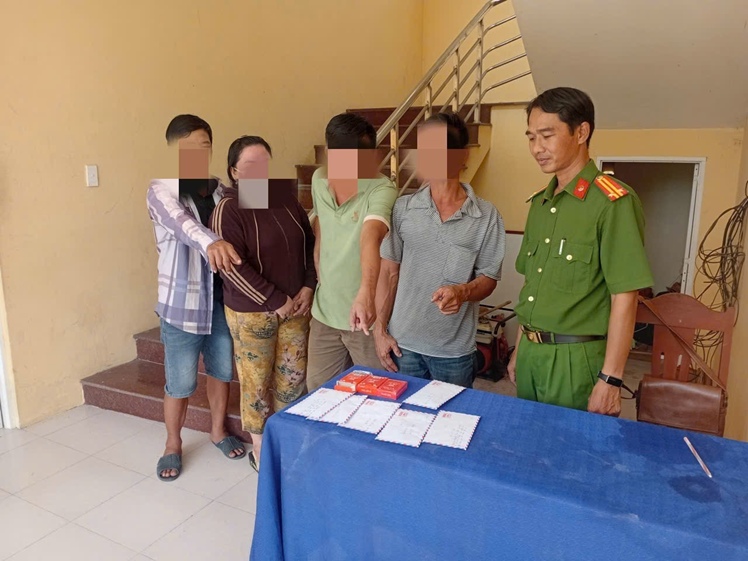 Cac doi tuong tham gia danh bac va tang vat tai co quan Cong an. Anh: Cong an TP Can Tho