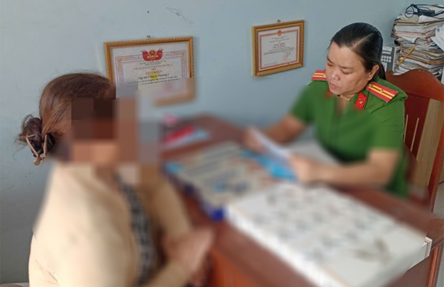 Ba T.N.L va tang vat tai co quan Cong an. Anh: Cong an TP Can Tho