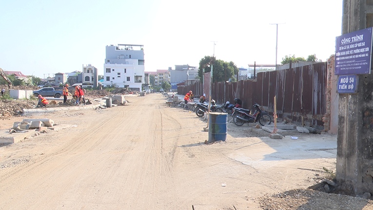 Hien trang thi cong du an cai tao, nang cap ngo 243 Hoang Quoc Viet. Ảnh: Cong TTDT phuong Phu Lien