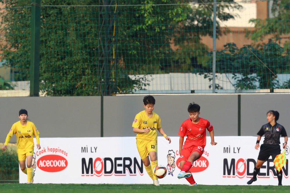 Tran dau giua Phong Phu Ha Nam va Ha Noi dien ra cang thang. Anh: VFF