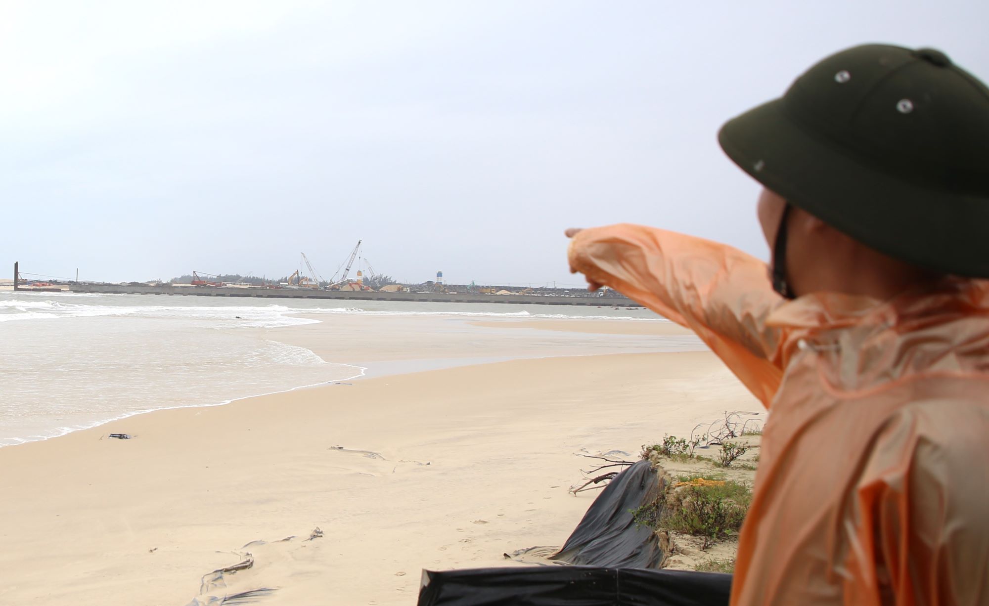 Doi dien voi khu vuc sat lo bo bien, la noi thi cong du an cang My Thuy va dang dien ra viec nao hut cat. Anh: Hung Tho