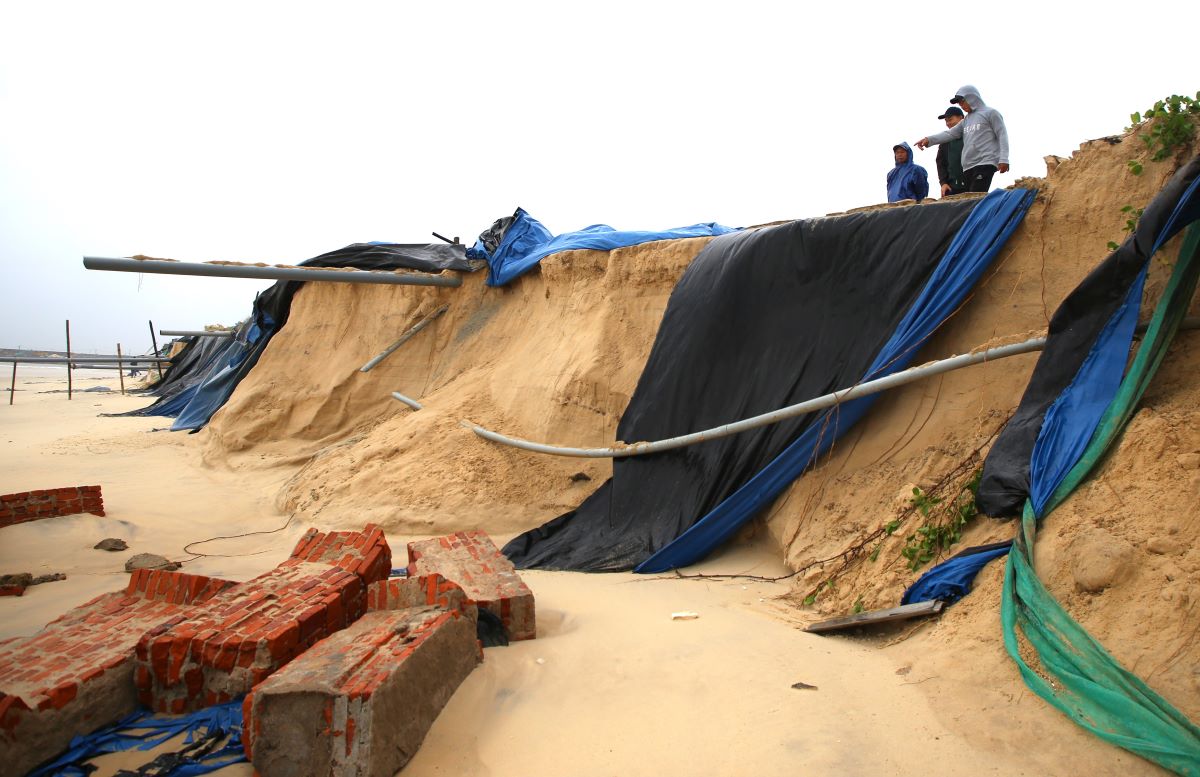 산사태 위치가 점점 더 깊숙이 침식되어 달팽이 양식장에 침식되어 주민들에게 큰 피해를 입혔습니다. 사진: 흥터
