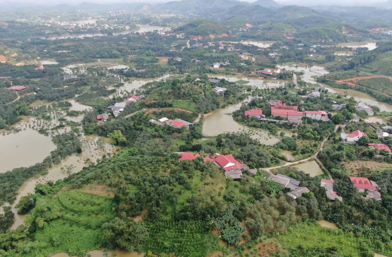 Nhieu nguoi dan ha luu cho rang viec tich nuoc, xa lu cua thuy dien Thac Ba va Thac Ba 2 gay ra sat lo va ngap ung thoi gian gan day. Anh: Van Duc