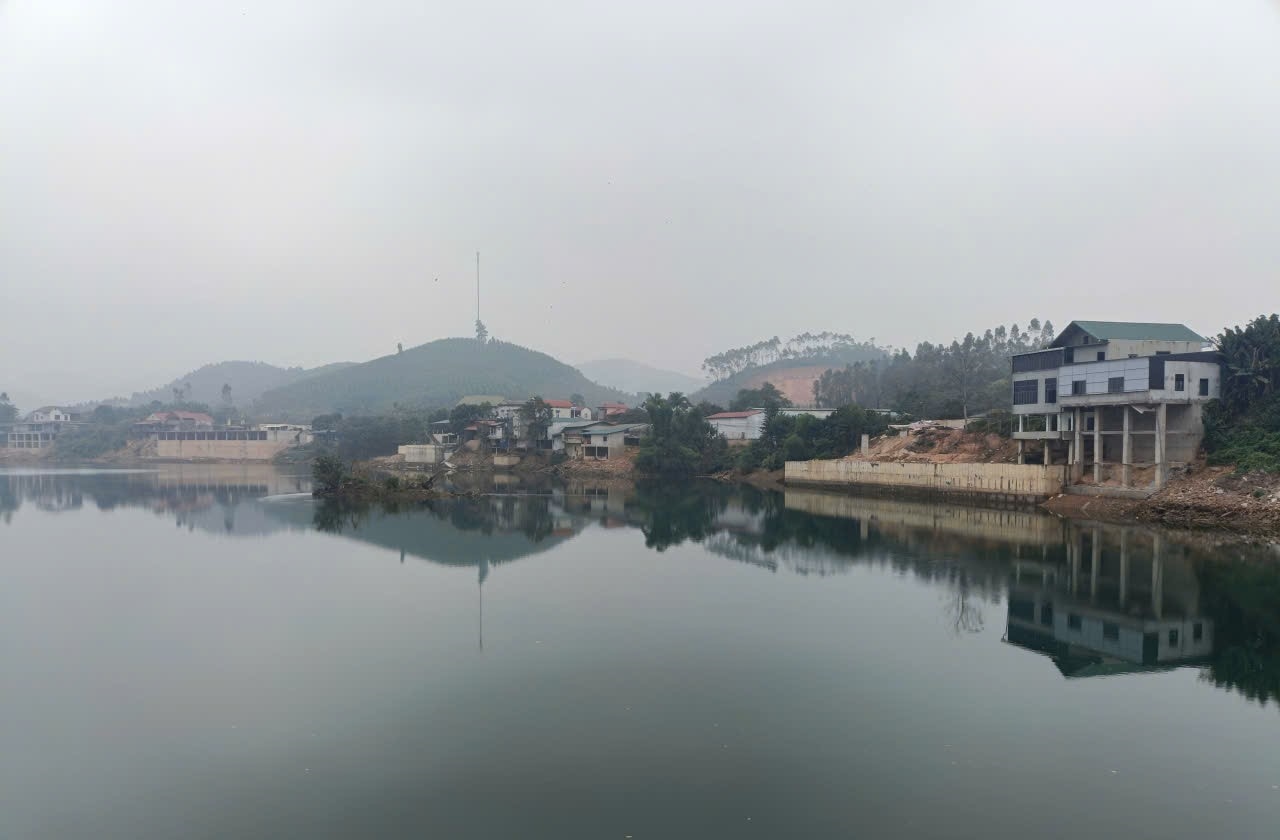 Nhieu cong trinh xay dung lan chiem hanh lang song khien thay doi dong chay cua song. Anh: Van Duc