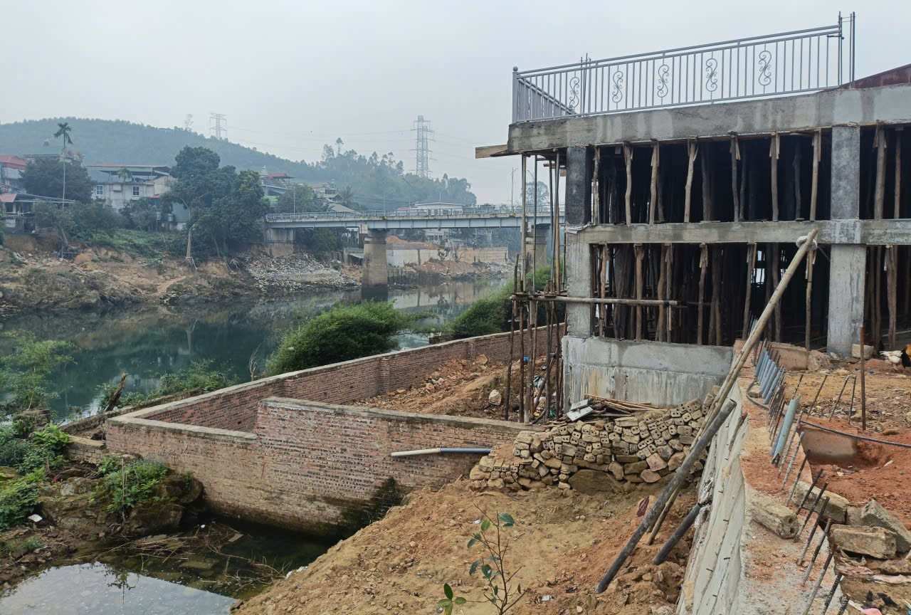 Hang chuc cong trinh, nha xuong dang xay dung trai phep tai xa Thac Ba. Anh: Van Duc