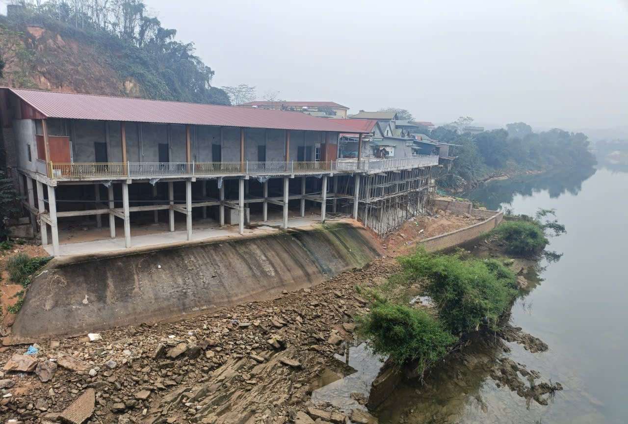 Nearly 80 constructions and houses encroaching on the Chay River corridor in Thac Ba commune. Photo: Van Duc