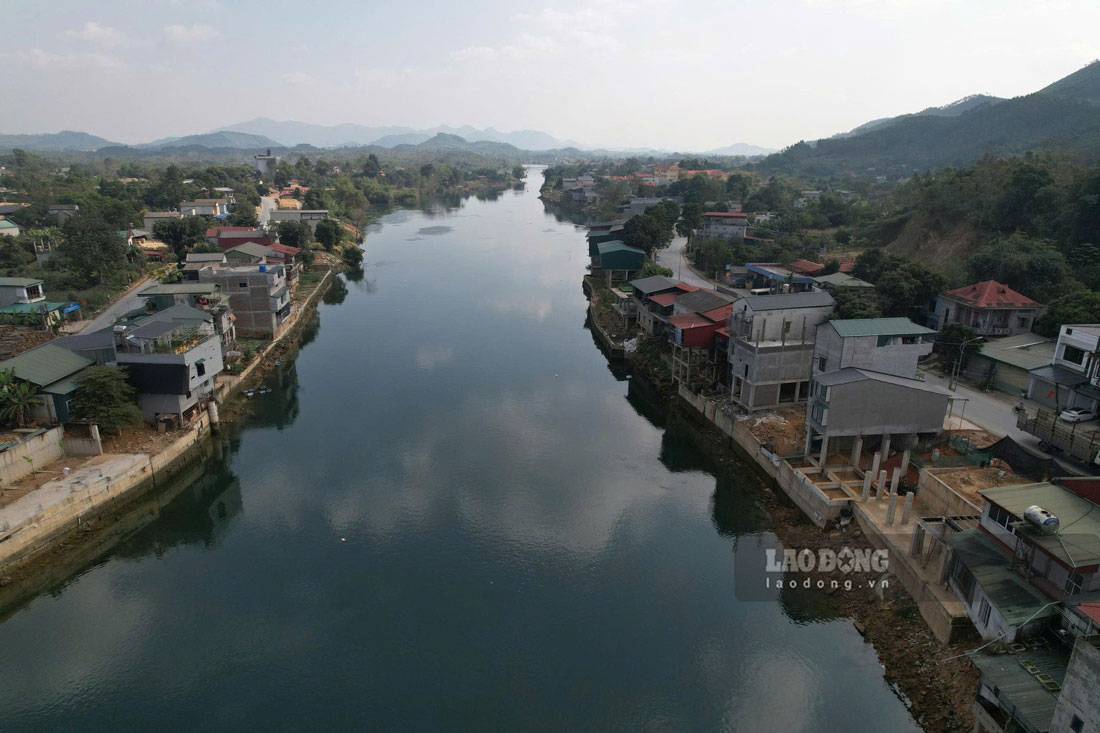 Cac cong trinh coi noi ra phia song tiem an nguy co sat lo moi mua mua lu. Anh: Van Duc