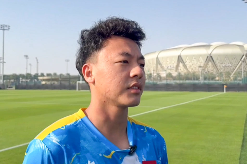 Thai Son tra loi phong van trong buoi tap ngay 7.1 cua U23 Viet Nam. Anh: VFF