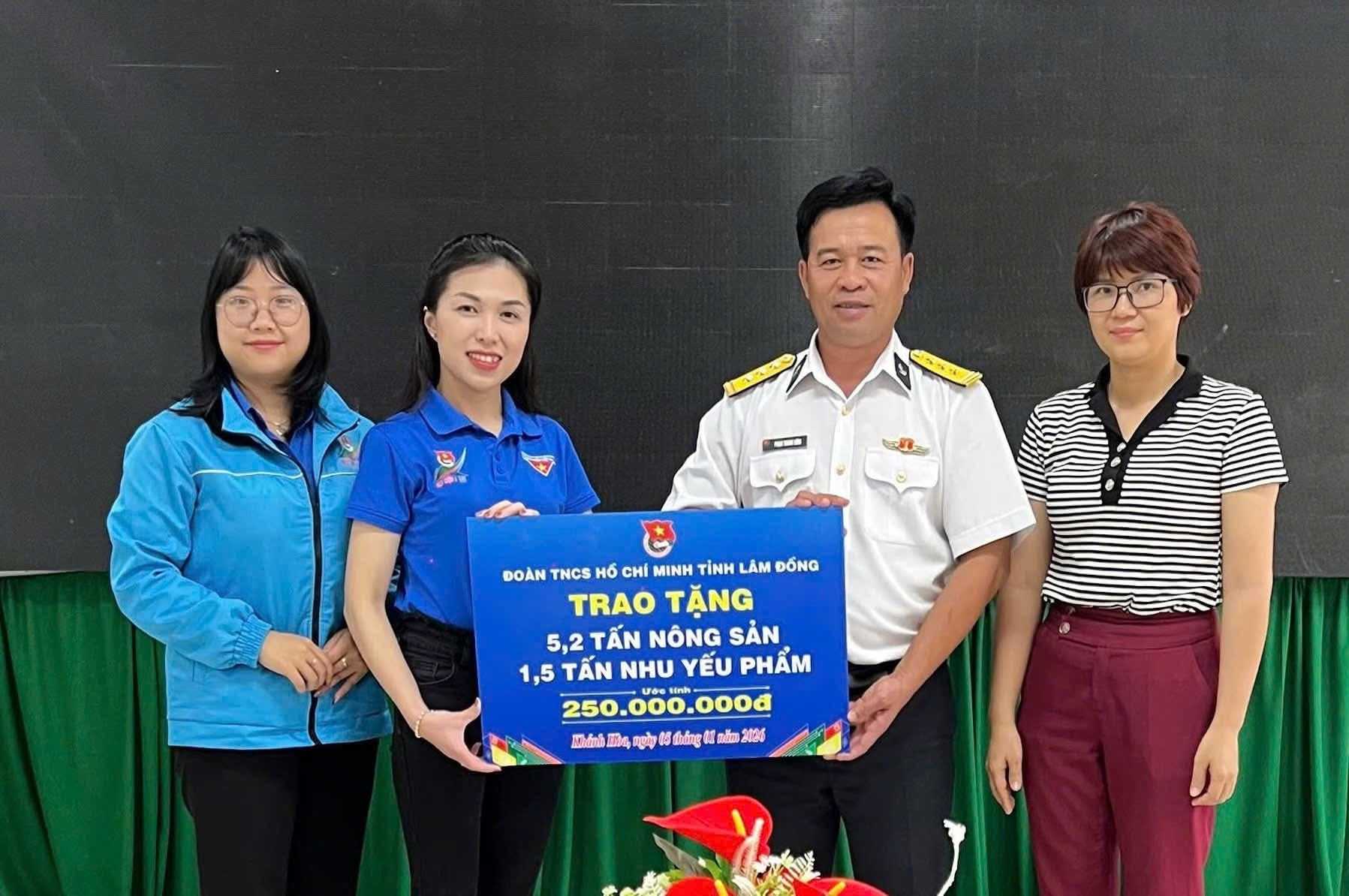 Lam Dong Provincial Youth Union presents agricultural products and essential goods to soldiers and people of Truong Sa Special Zone. Photo: Lam Dong Provincial Youth Union provided