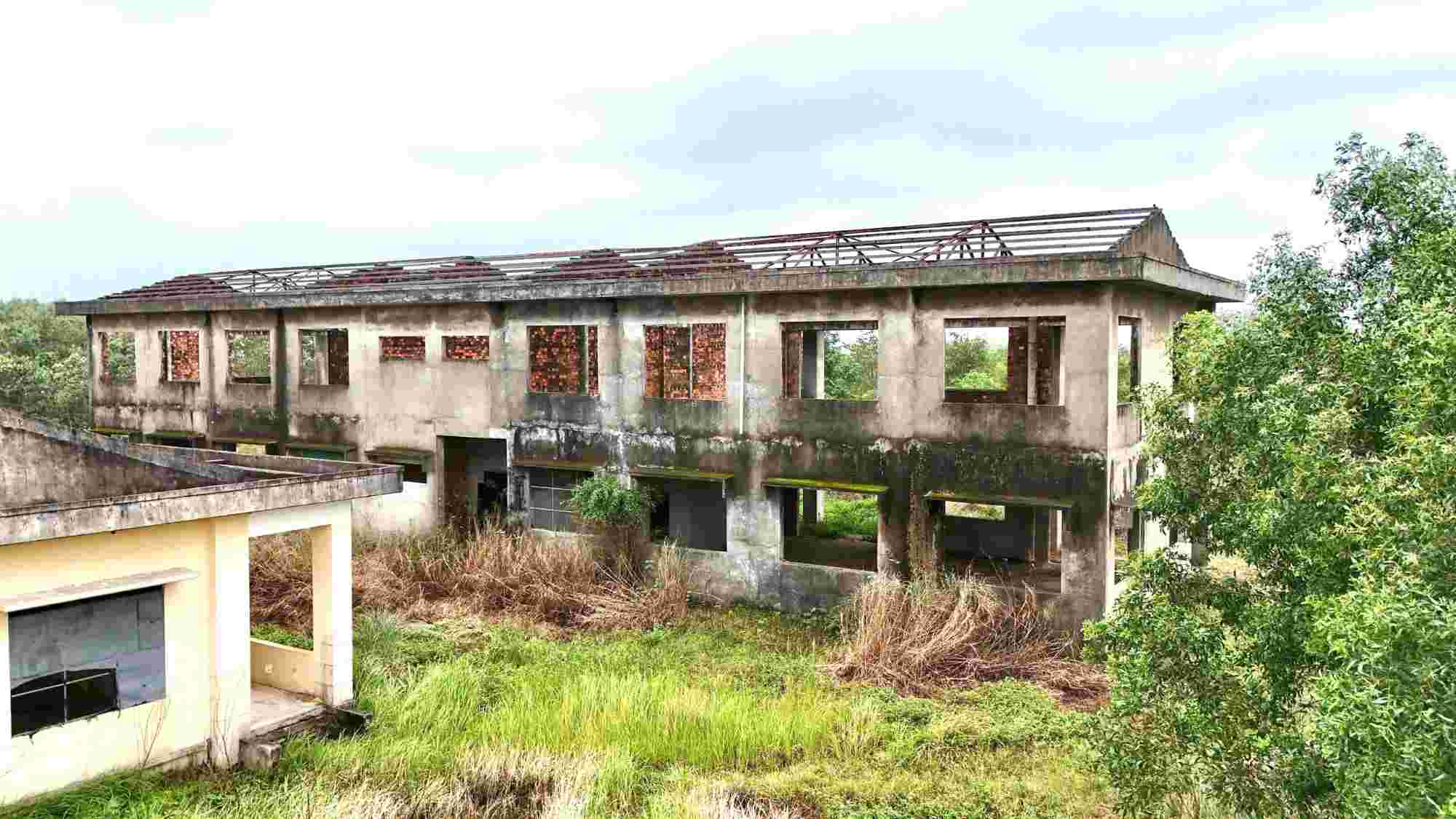 Bi bo hoang 11 nam, nhieu hang muc o Trung tam Day nghe Kieu mau Son Tinh xuong cap nghiem trong.<br>Anh: Vien Nguyen