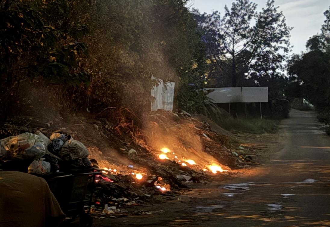 A garbage dump in An Khanh area was illegally burned. Photo provided by people