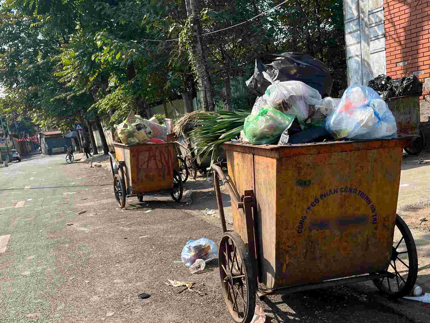 All kinds of domestic waste of people are still collected in the same garbage truck. Photo: Khanh An