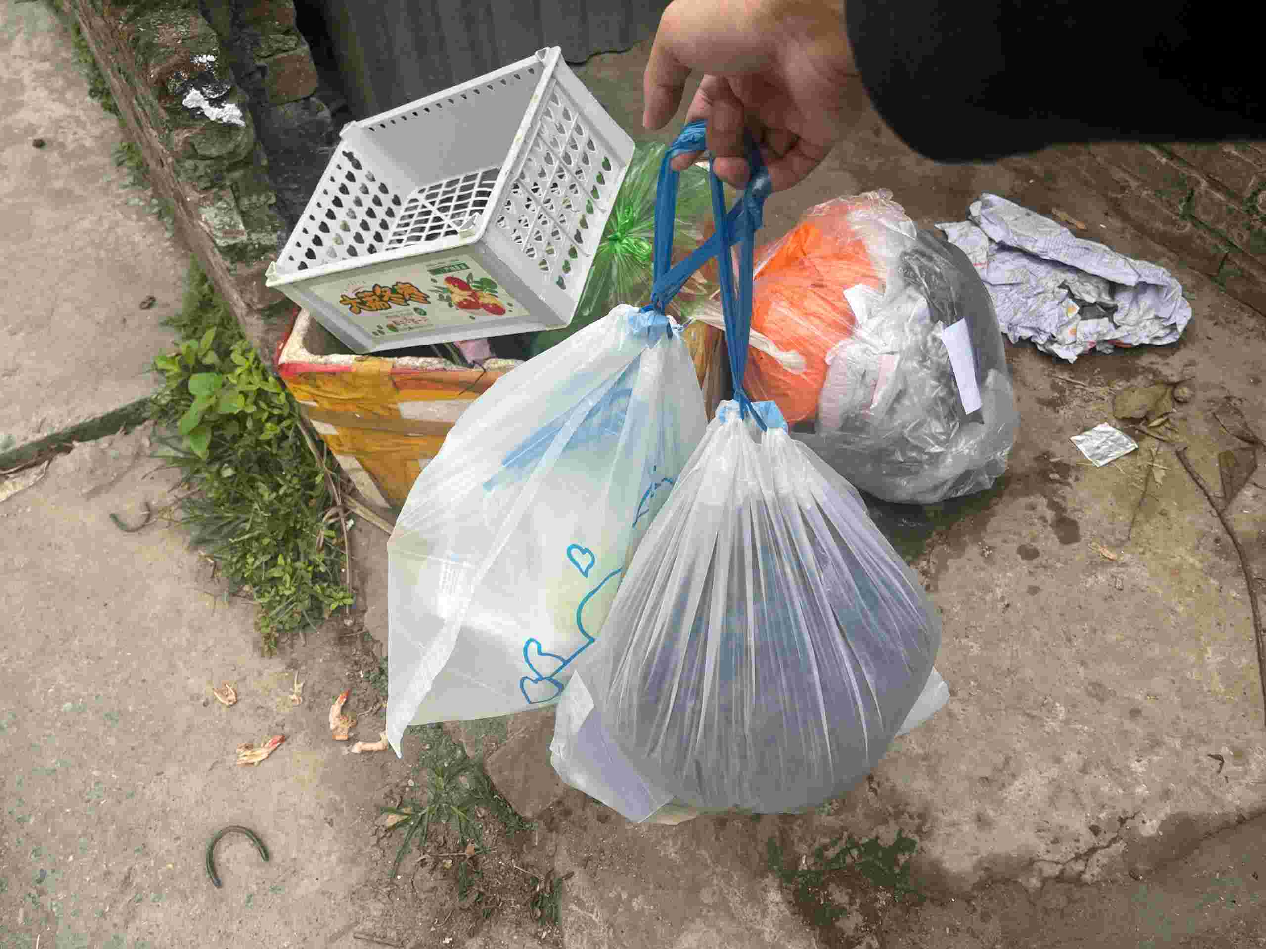 Nguoi dan van mo ho truoc thoi diem Ha Noi bat buoc phan loai rac tai nguon. Anh: Khanh An