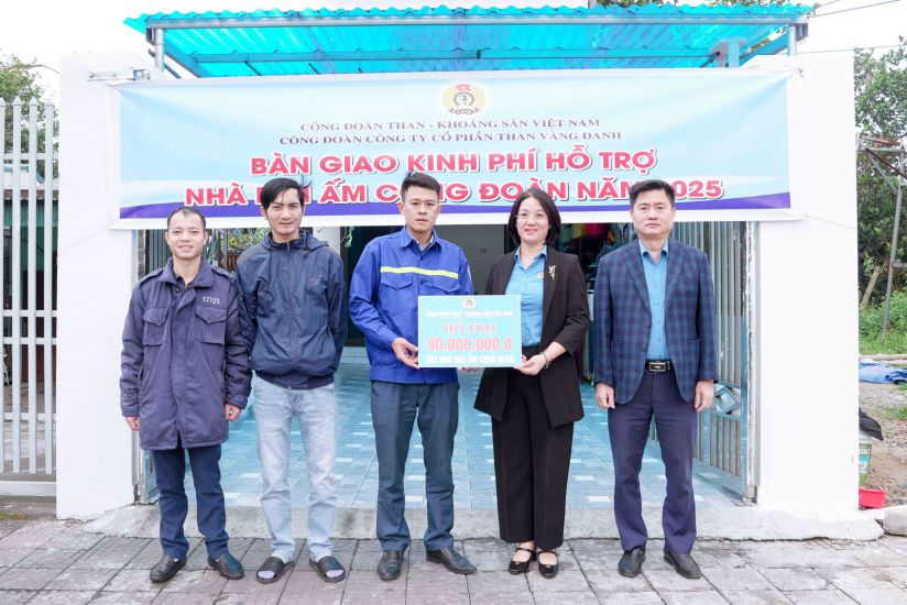 Representatives of TKV Trade Union, Vang Danh Coal Trade Union present support of 90 million VND to the family of Mr. Le Duy Lien, worker of Workshop K5. Photo: TKV Trade Union