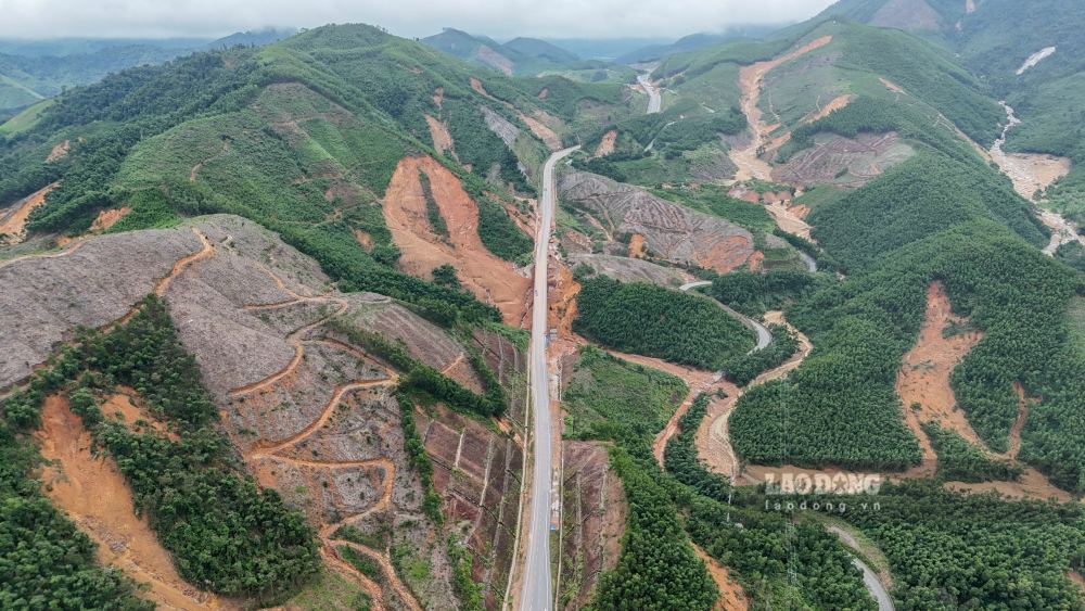 The taluys on the La Son - Hoa Lien expressway are at risk of continuing to landslide. Photo: Nguyen Luan