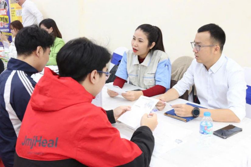 Lack of human resources in some industries does not mean that workers can easily find jobs in any position. Photo: Quynh Chi