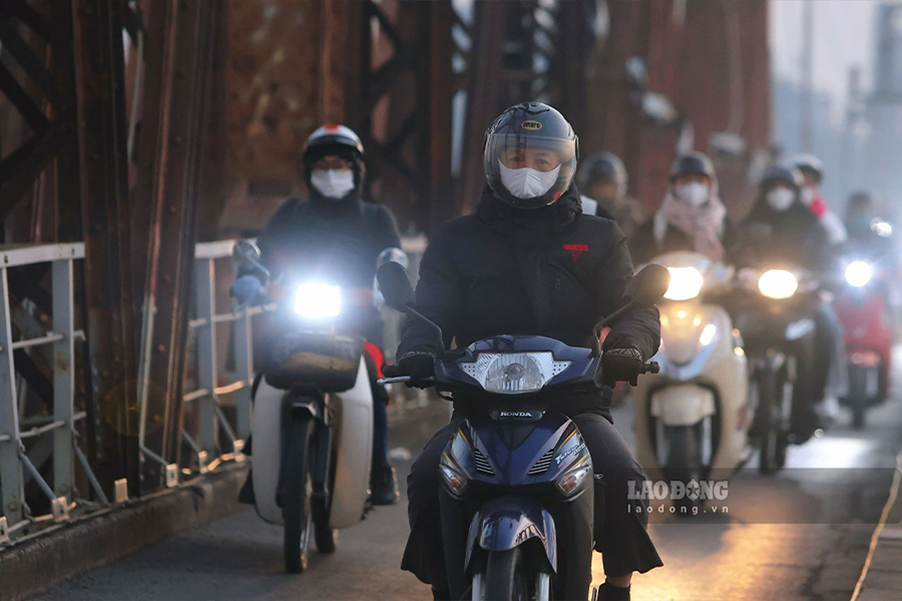 Severe cold of 10 degrees Celsius, Hanoi people wearing 4-5 layers of clothes are still shivering