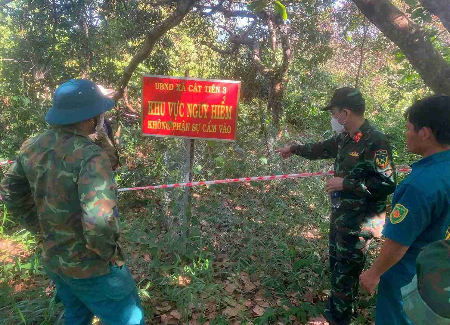 Khu vuc dat bi nhiem chat doc CS duoc phong toa de xu ly. Anh: Ban Chi huy Phong thu Khu vuc 3 - Bao Lam cung cap