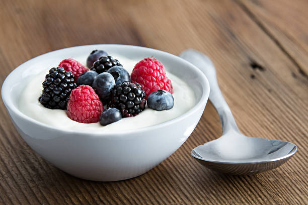 Yogurt and berries enhance digestion and detoxify the liver effectively. Photo: Nhu Ha