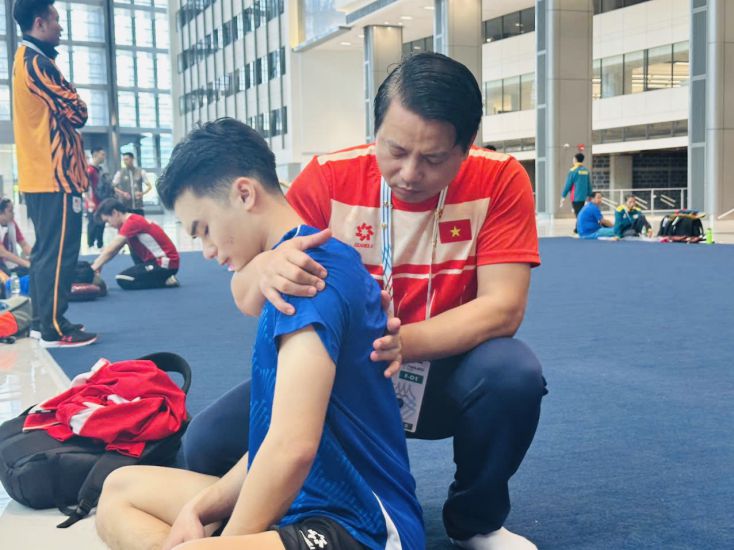 스포츠 의사는 항상 많은 국가대표팀이 훈련 명단에 추가해야 할 인력입니다. 사진: 투삼