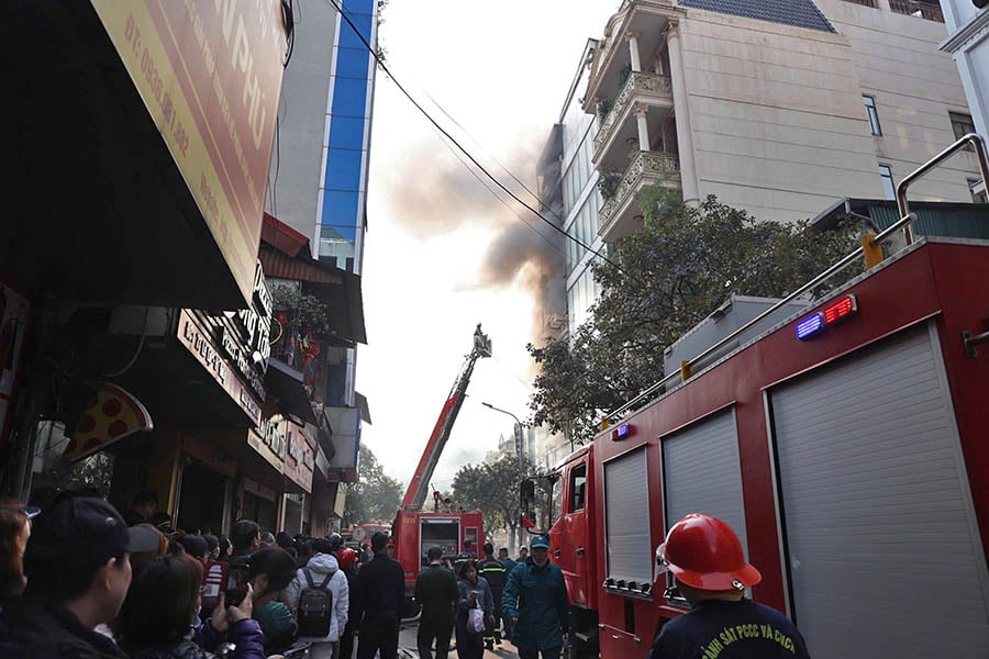 Xe thang duoc huy dong de tiep can cac tang cao cua ngoi nha. 