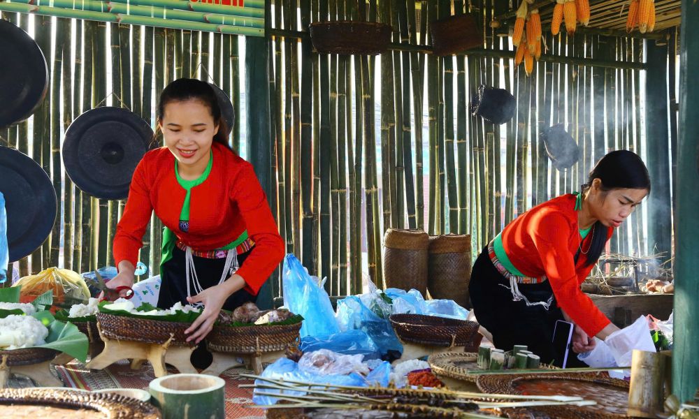 Phu nu xa Van Son (Phu Tho) chuan bi cac mon an cua mam co truyen thong dan toc Muong. Anh: Nguyet Nhi