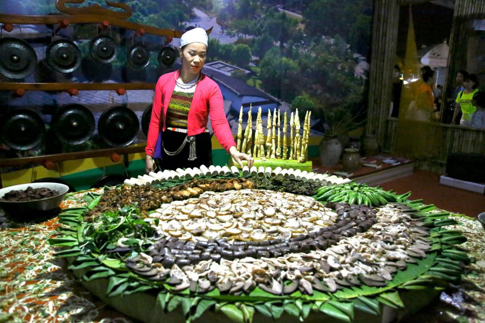 Giant leaf offering tray of Muong land at the 1st Da River Fish and Shrimp Festival in Hoa Binh province (old). Photo: Nguyet Nhi