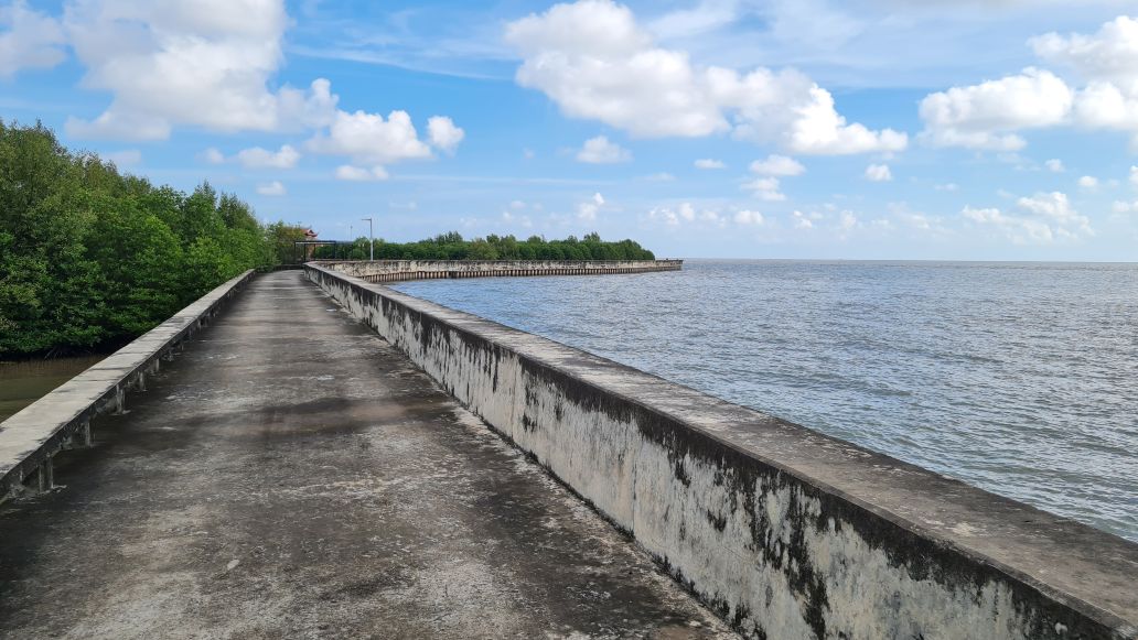 Mot doan ke tai Dat Mui phat huy hieu qua phong chong sat lo, giu dat, tao bai boi. Anh: Nhat Ho.