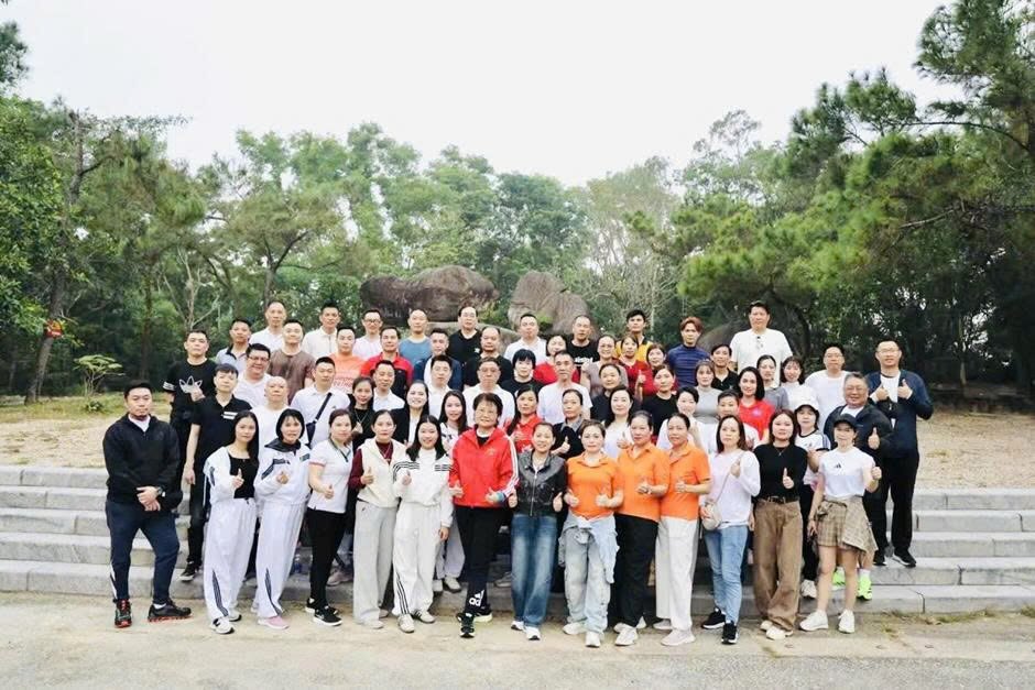 Union members and workers take pictures with business leaders in the year-end running activity. Photo: Thanh Hoa Trade Union