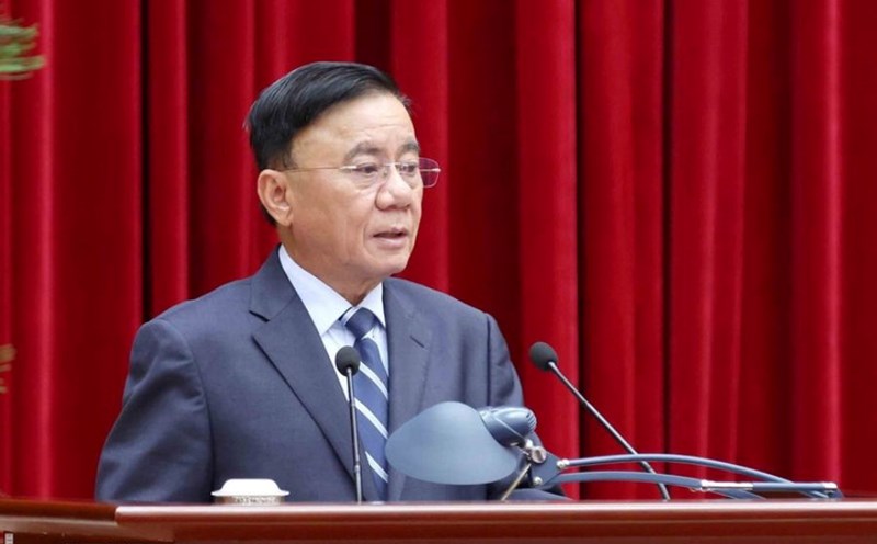 정치국 위원, 상임 서기장 쩐 깜 뚜는 당과 국가가 임무를 부여한 대중 협회 재편 및 간소화 계획과 베트남 협동조합 연맹, 베트남 상공회의소 연맹의 활동 모델 평가 계획에 관한 정치국, 서기국의 결론 230호에 서명하여 발표했습니다. 사진: 호앙 퐁