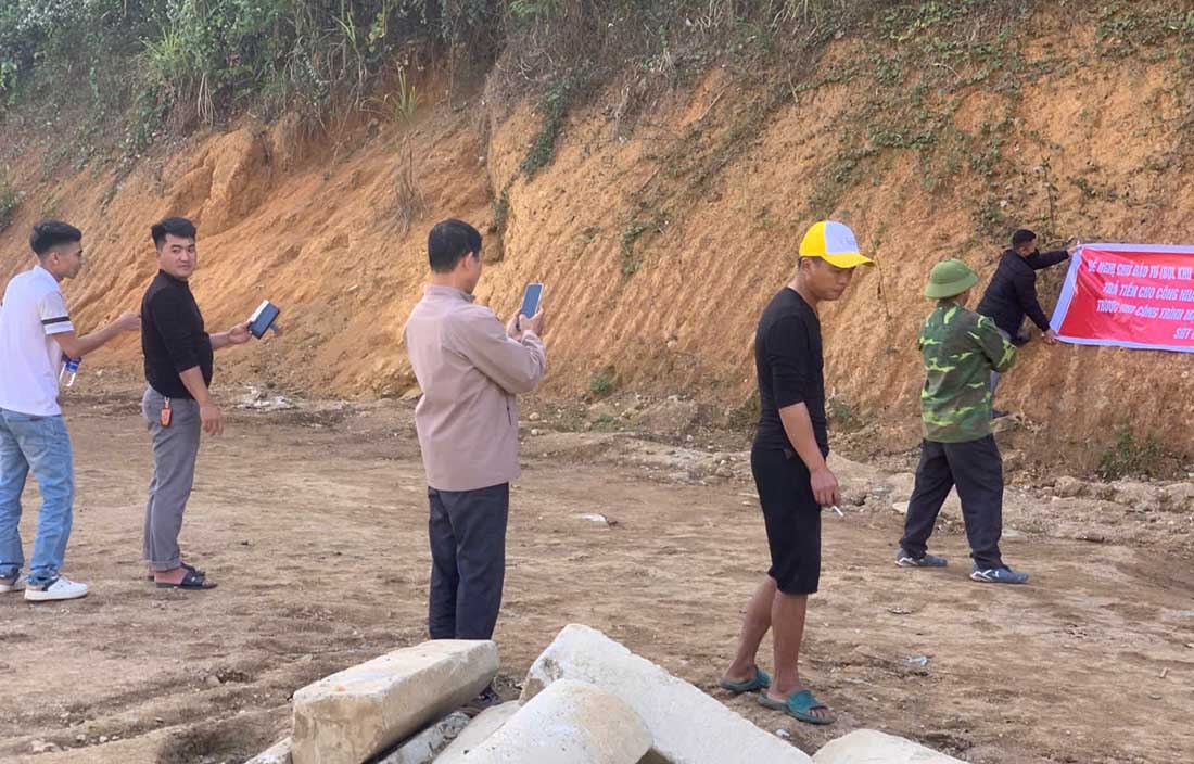 12월 30일, 일부 노동자와 한 무리의 사람들이 기업에 빚을 갚으라고 요구하는 현수막을 내걸었습니다. 사진: 주민 제공