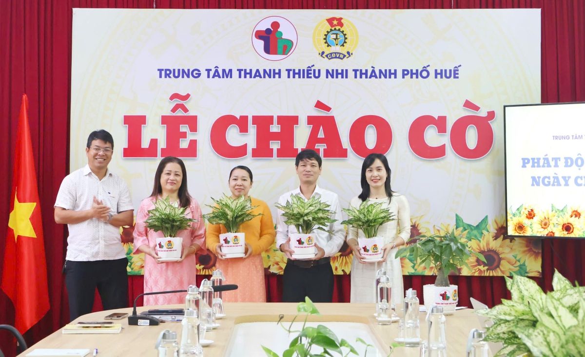 Each trade union member is given 1 green pot to arrange in their working space. Photo: Hue City Trade Union