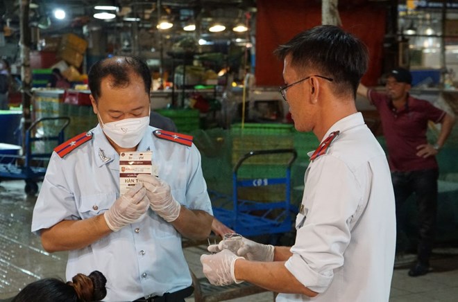 Functional forces take samples to check food safety in Ho Chi Minh City. Photo: Thanh Chan