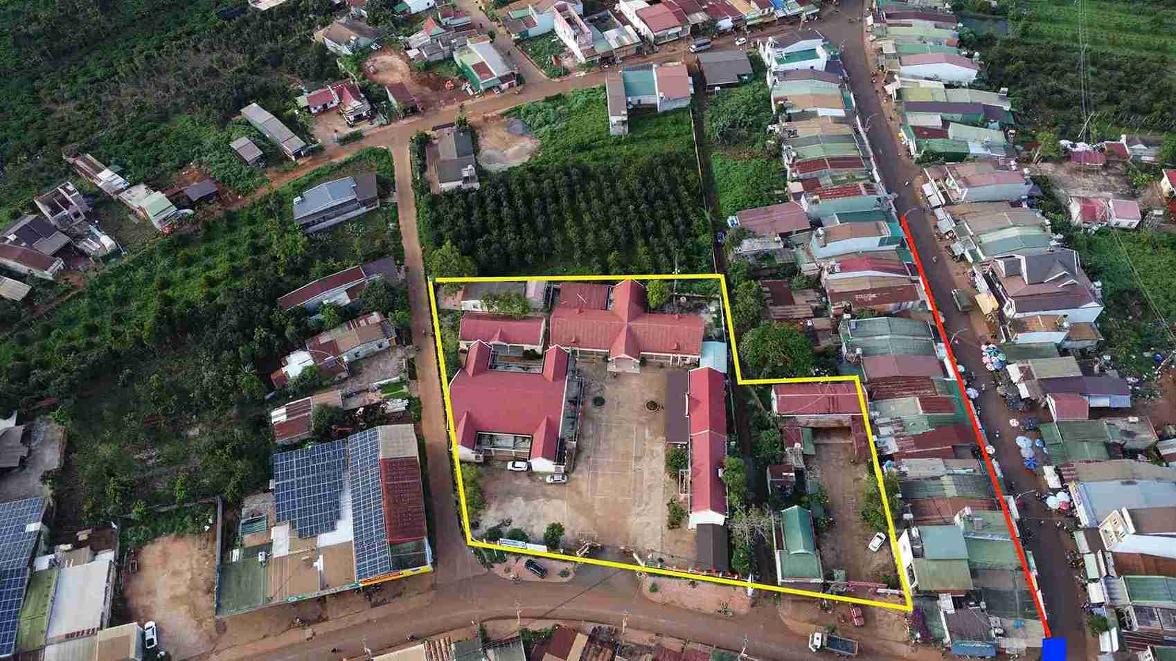  Phần diện tích đất xây trụ sở UBND xã Ea Tân (cũ) thuộc tỉnh Đắk Lắk, ngân hàng, bưu điện (màu vàng) và phần đất dôi dư bị phân lô, bán nền (màu đỏ). Ảnh: Bảo Trung
