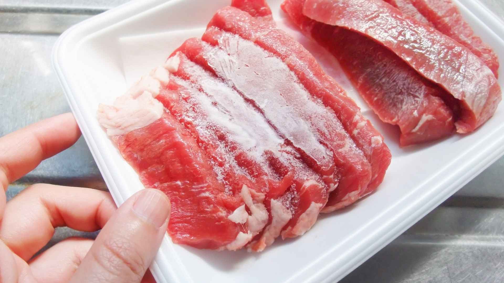 실온에서 고기를 해동하지 않는 이유